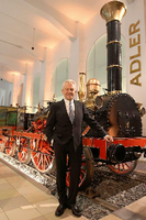 Rüdiger Grube, hier vor einem Nachbau der ersten deutschen Lokomotive "Adler", ist seit fünf Jahren Chef der Deutschen Bahn.