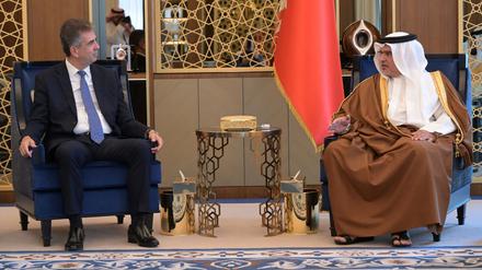 Der israelischen Spitzendiplomat Eli Cohen (l) beim Treffen mit dem bahrainischen Kronprinzen und Premierminister Salman Bin Hamad al-Khalifa in Manama. 