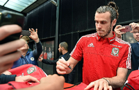 Schreiben kann er auch. Gareth Bale mit Fans.