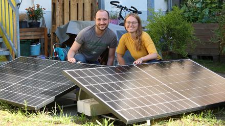 So lebt es sich mit Balkonkraftwerk in Potsdam: Jana Schelte und ihr Partner haben sich eine Solaranlage mit 800 Watt Leistung angeschafft.