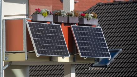 Solarmodule für ein sogenanntes Balkonkraftwerk hängen an einem Balkon. Die Installation wird vom Land Mecklenburg-Vorpommern mit bis zu 500 Euro je Anlage gefördert. Während die für Hausbesitzer reservierten Mittel ausgeschöpft sind, ist der Topf für Mieter noch gut gefüllt.