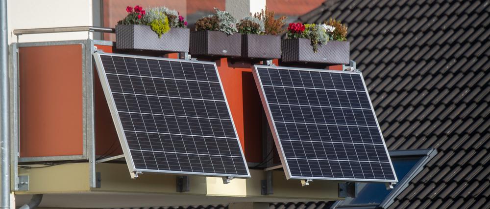 Solarmodule für ein sogenanntes Balkonkraftwerk hängen an einem Balkon. Die Installation wird vom Land Mecklenburg-Vorpommern mit bis zu 500 Euro je Anlage gefördert. Während die für Hausbesitzer reservierten Mittel ausgeschöpft sind, ist der Topf für Mieter noch gut gefüllt.