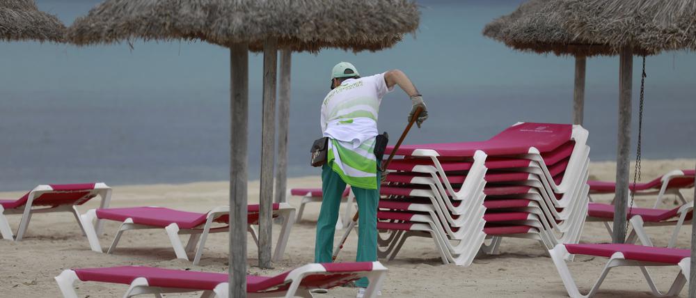 11.05.2023, Spanien, Palma: Die Strandwächter arbeiten am Strand von Arenal.