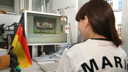 Eine Frau schaut am Arbeitsplatz ein WM-Spiel. (Archivbild)