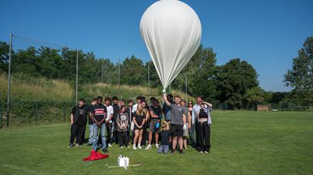 Gesamtschule am Schilfhof startet Stratosphärenballon im Rahmen eines bundesweiten Astronomieprojekts
