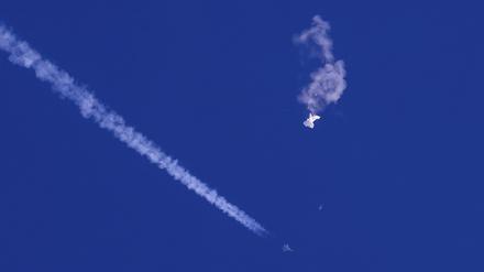 Die Überreste gehen zu Boden – ein US-Kampfjet hat am Samstag den mutmaßlichen chinesischen Spionageballon abgeschossen. 