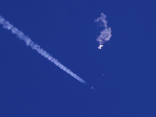  Der Ballon wurde von einer infrarotgesteuerten Luft-Luft-Rakete des Typs AIM-9X Sidewinder von einem F-22-Kampfflugzeug aus einer Höhe von 58.000 Fuß (etwa 17,7 km) in der Nähe von Myrtle Beach abgeschossen.
