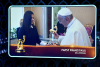 Papst Franziskus, auf einer Videoleinwand zugeschaltet, erhält den Bambi in der Kategorie «Millenium».
