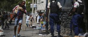Die Gewalt unterbricht den Alltag der Menschen in Haiti immer wieder.
