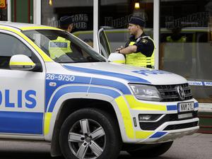 Die Polizei steht in Sandviken, etwa 162 Kilometer nordwestlich von Stockholm, vor einer Kneipe (Symbolbild).