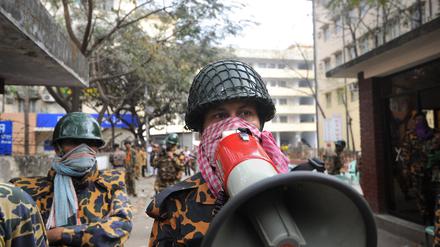 Aufständische Soldaten in Dhaka. 