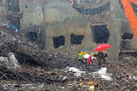 Helfer suchen in den Trümmern der Textilfabrik in Bangladesh nach Überlebenden.