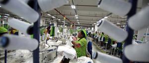 Textilarbeiterin in einer Fabrik in Bangladesch im Dezember 2023 .