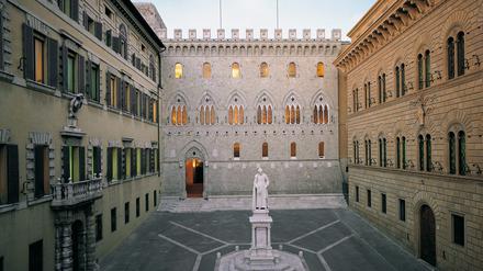 Blick auf die Piazza Salimbeni mit der Zentrale der italienischen Bank Monte dei Paschi di Siena in Siena (Italien). (Symbolbild)