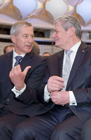 Schulterschluss. Jürgen Fitschen lauscht Bundespräsident Joachim Gauck beim Bankentag.