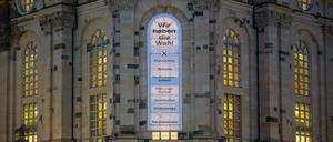 An der Fassade der Frauenkirche in Dresden hängt ein Banner mit der Botschaft „Wir haben die Wahl – Für Demokratie gegen Rechtspopulismus“.