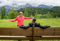 Geschichte. Bundeskanzlerin Angela Merkel spricht mit US-Präsident Barack Obama im Juni 2015 bei Schloss Elmau in Bayern.
