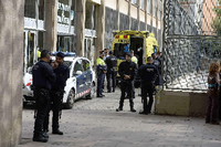 Polizei und Krankenwagen vor dem Joan Fuster Institut am Montag in Barcelona. Hier hat ein Schüler einen Lehrer getötet.