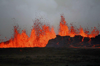 Ausbruch. Seit dem vergangenen Freitag spuckt Bardarbunga Feuer. Die Lava tritt nicht unmittelbar im Zentrum des Berges aus, sondern nördlich davon im Holuhraun-Vulkanfeld. Geoforscher sprechen von einer Spalteneruption.