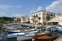 Der Hafen von Bardolino, rechts die Gelateria "Cristaollo". Ein schöner Ausflugsort beim Urlaub am Gardasee.