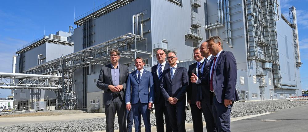 Der Chemiekonzern BASF hat an seinem Standort Schwarzheide in der Lausitz ein Zentrum für die Produktion von Materialien für Lithium-Ionen-Batterien und Batterierecycling eröffnet.