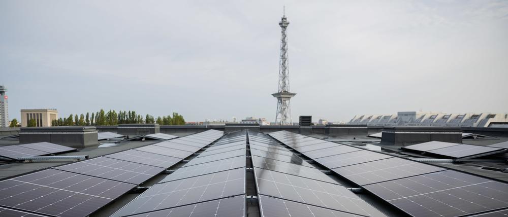 Auf den Dächern der Berliner Messehallen ist Berlins größte Solaranlage entstanden.