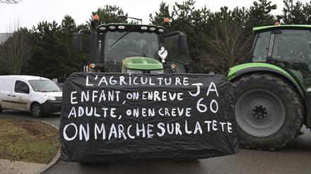 Landwirte versammeln sich vor einer Demonstration in der Nähe von Beauvais, Nordfrankreich. 