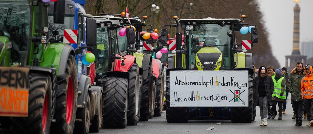 Landwirte stehen mit ihren Traktoren auf der Straße des 17. Juni. Viele Landwirte haben sich bereits auf den Weg nach Berlin gemacht, um bei der Groß-Demonstration gegen den geplanten Stopp der Agrardiesel-Subvention am kommenden Montag zu demonstrieren.