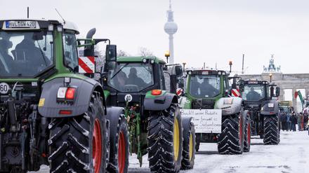 Zahlreiche Traktoren fahren auf der Straße des 17. Juni zum Brandenburger Tor. Landwirte, Speditionsfirmen und Handwerker protestieren gegen geplante Subventionskürzungen durch die Bundesregierung unter anderem beim Agrardiesel. 