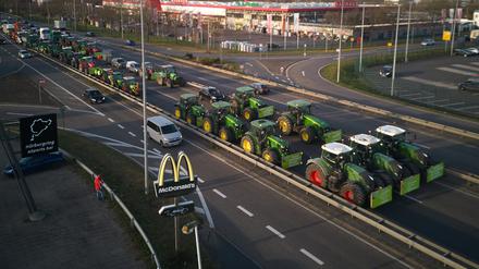 Landwirte blockieren mit ihren Traktoren die Bundesstraße 9 bei Koblenz. 