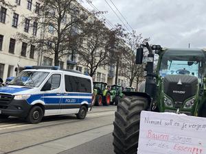 Traktoren blockieren eine Straße. Der Protest fand am Rande einer Veranstaltung mit Grünen-Parteichefin Lang statt. 