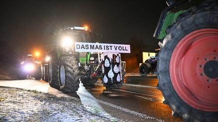 Mit Traktoren blockieren Landwirte die Zufahrt zur Autobahn 8 bei Neuhausen.