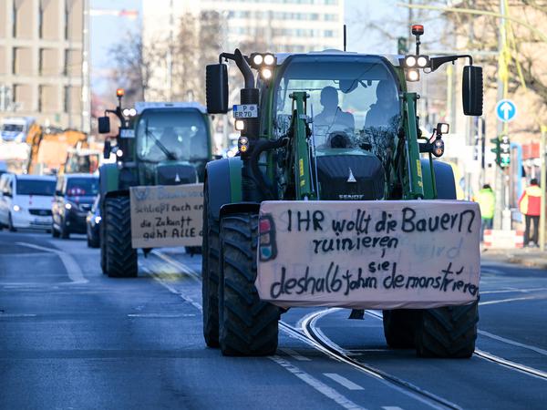 Auf dem Schild steht: „IHR wollt die Bauern ruinieren, deshalb fahrn sie demonstrieren“ (Potsdam)