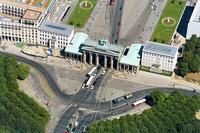 Im Jahr 1999 konnten noch Autos und Busse das Brandenburger Tor passieren.