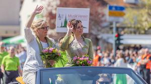 Werders Bürgermeisterin Manuela Saß (CDU) beim Festumzug des Baumblütenfestes.