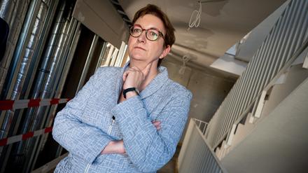Klara Geywitz (SPD), Bundesministerin für Bau und Wohnen, bei einem Besuch eines Projekts für «seriellen und modularen Wohnungsbau“ in Berlin-Neukölln. 