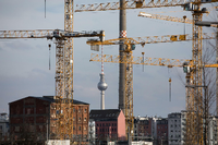 Blick auf die Baukräne des Bauprojekts "Heidestraße".