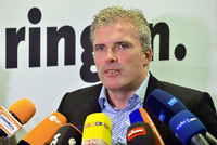 Thüringens SPD-Chef Andreas Bausewein bei der Bekanntgabe des Ergebnisses.