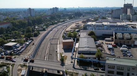 Die Metallgestelle für Schilderbrücken stehen über der noch nicht markierten Fahrbahn der Erweiterung der Stadtautobahn A 100 zwischen Autobahndreieck Neukölln und Anschlussstelle Treptower Park. 