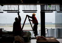 Für eine rasche Fertigstellung des neuen Hauptstadtflughafens BER hat die Flughafengesellschaft den Baufirmen Prämien zugesagt.