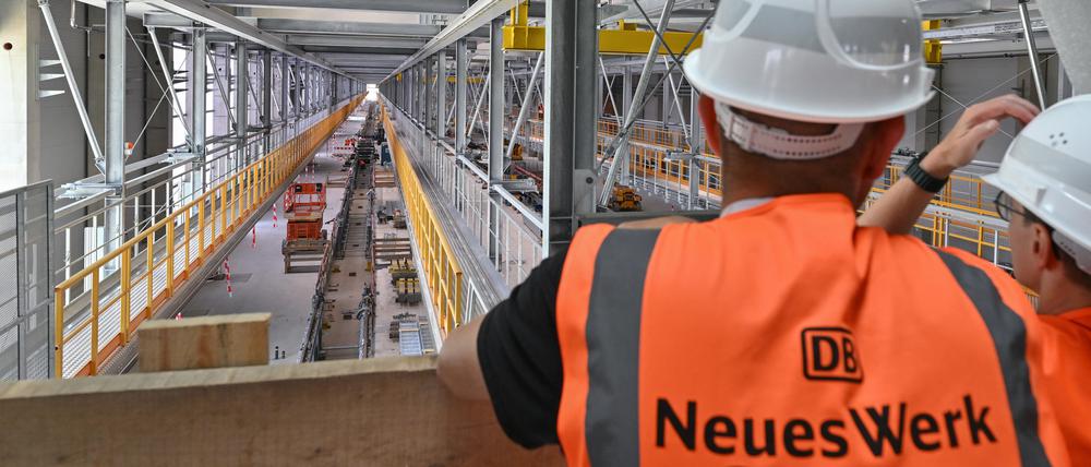 Blick in die 445 Meter lange Halle auf der Baustelle für das neue Instandhaltungswerk für ICE-Züge.