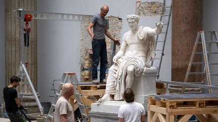 Restaurator Steffen Werner (oben) und sein Team besprechen bei einem Pressetermin im Miletsaal im Pergamonmuseum die Vorbereitung der Skulptur.