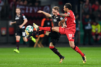 Hoch das Bein: Leverkusens Karim Bellarabi (r) und der Berliner Simon Hedlund kämpfen um den Ball.