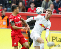 Unentschieden. Der Leverkusener Charles Aranguiz (l.) und der Leipziger Timo Werner kämpfen um den Ball.