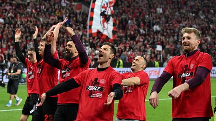 Leverkusens Spieler feiern am 9. Mai 2024 nach dem Spiel gegen den AS Rom mit den Fans.