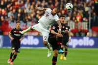 Bayerns Arturo Vidal liegt gut in der Luft. Kevin Volland versucht, für Leverkusen dagegen zu halten.