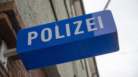 Das Eingangsschild zur Polizeiinspektion 11 in der Innenstadt von Schwabach. 