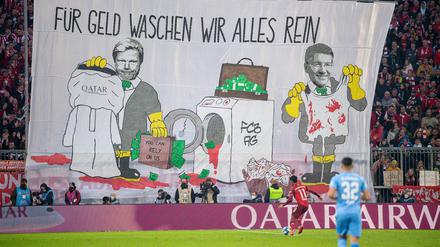 Protestaktion von Bayern-Fans gegen die Geschäftsbeziehungen des Rekordmeisters mit Katar.