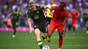 Wolfsburgs Sebastiaan Bornauw (l) und Münchens Mathys Tel kämpfen um den Ball. 