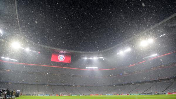Schnee fällt über der Allianz Arena. 